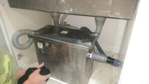 bẫy mỡ mini lắp đặt dưới chậu rửa