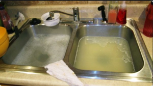 hiện tượng nước ở chậu rửa bát thoát chậm