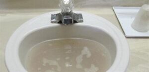 chậu rửa mặt bị tắc là khi đó cần dùng bẫy tóc