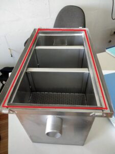 phần ngăn mùi bằng rãnh nước ở bể tách mỡ