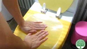 Cách thông tắc bồn cầu từ băng dính