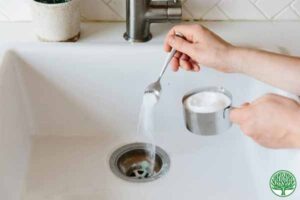 Cách thông tắc bồn rửa bát bằng muối