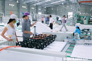 bên trong nhà máy sản xuất nhựa plastic