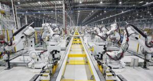 bên trong nhà máy sản xuất ô tô