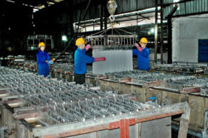 bên trong nhà máy sản xuất phi kim loại với nhiều loại máy móc