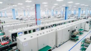 bên trong nhà máy sản xuất thiết bị điện