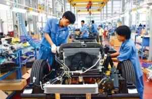 bên trong nhà máy sản xuất linh kiện ô tô