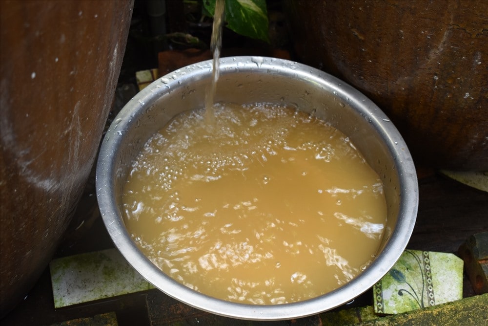Nước bị nhiễm dầu nhớt chuyển sang màu vàng khi để bên ngoài không khí