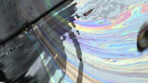 váng dầu diesel nổi lên trên bề mặt nước