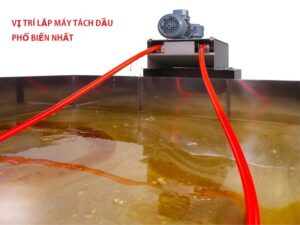 vị trí của máy vớt váng dầu so với bể chứa