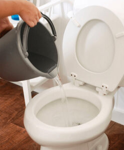 thông tắc bồn cầu bằng nước ấm