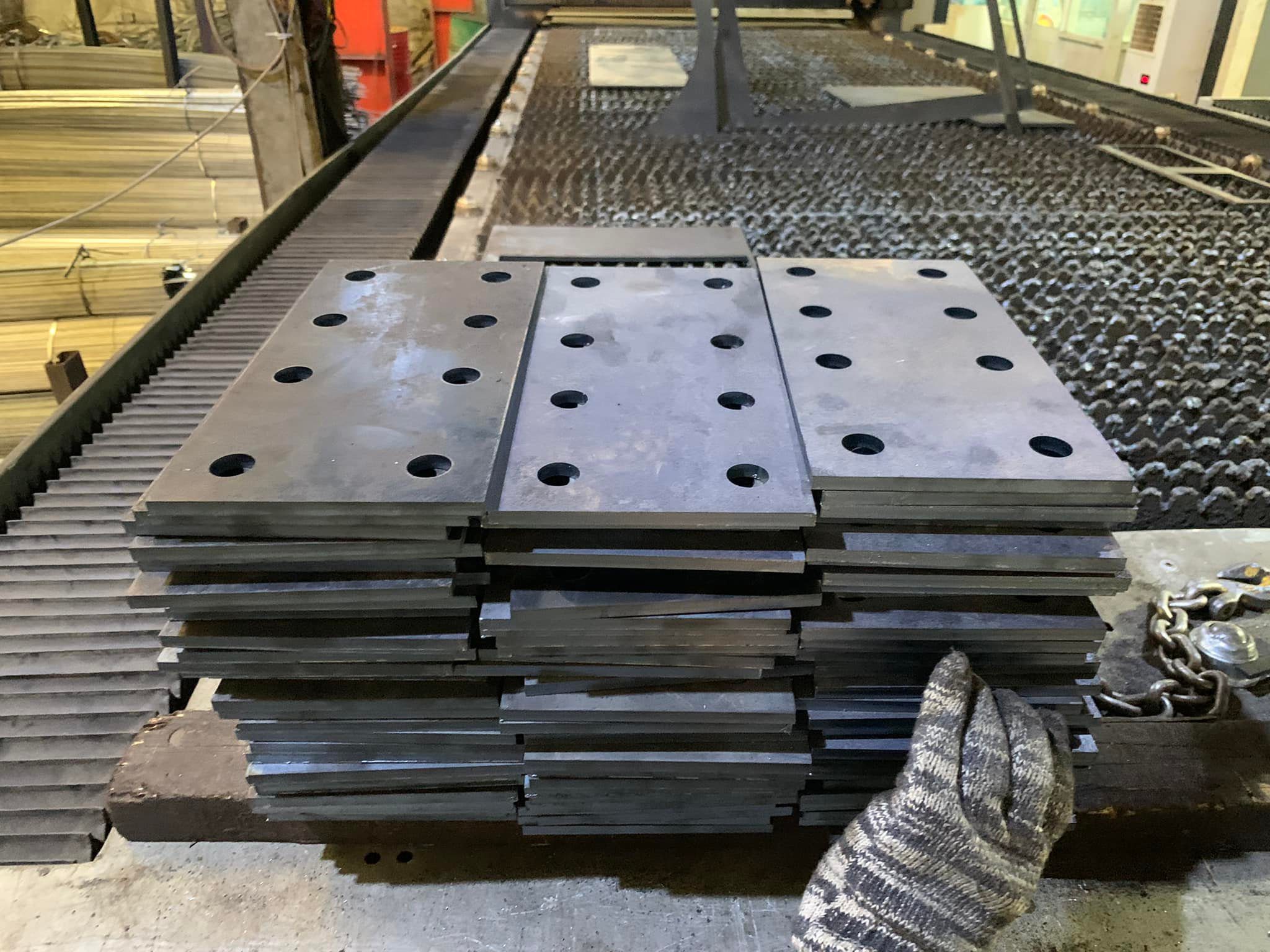 Vật liệu và độ dày bản mã là yếu tố quan tọng quyết định giá thành của thành phẩm