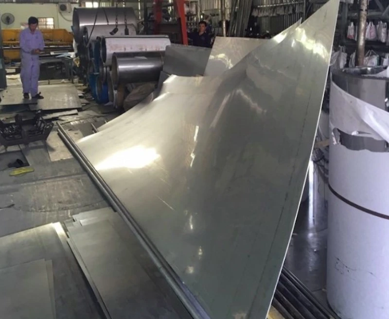 Gia công inox tấm là quá trình chế tác các tấm inox thành hình dạng, kích thước mong muốn 