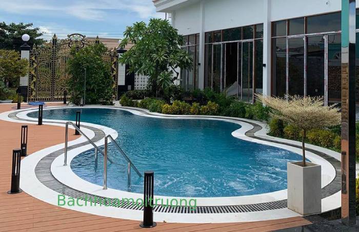 Rãnh thoát nước bể bơi được bố trí dọc chi vi bể
