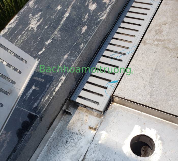 Rãnh thoát nước bể bơi để đảm bảo thu nước tràn nhanh, hiệu quả